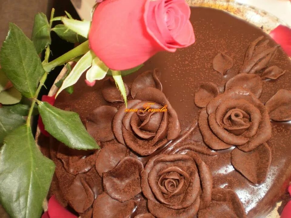 Шоколадные розочки. Шоколадные розы. Розы из шоколада. Розы и шоколад.