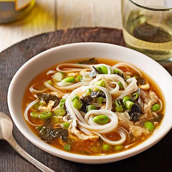Суп с лапшой и овощами. Суп лапша. Китайский суп с рисовой лапшой. Овощной суп с лапшой. Суп с овощами и рисовой лапшой.