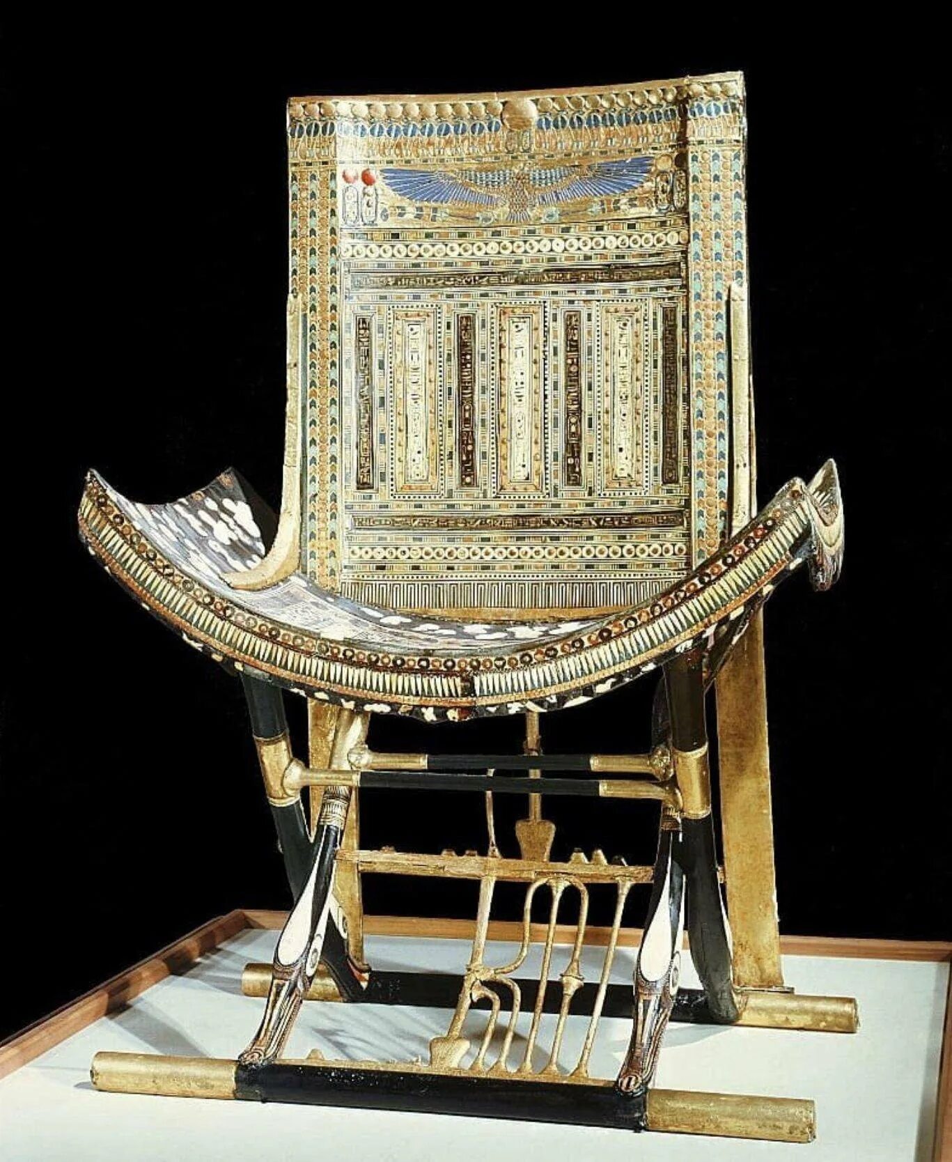 Фараон древний китай. Древний Египет трон Тутанхамона. Стул трон Тутанхамона Каирский музей. Кресло фараона Тутанхамона. Золотой трон Тутанхамона.