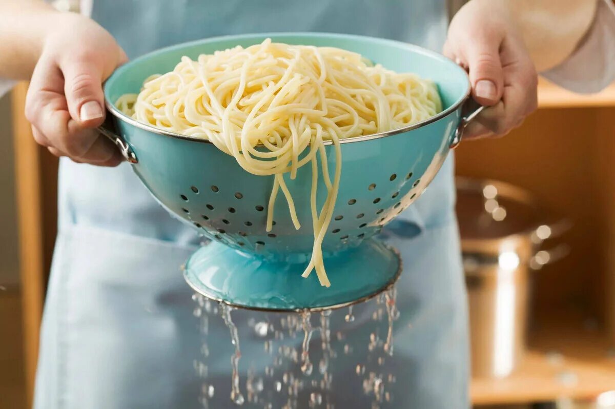 Сколько времени варить макароны после закипания. Макароны. Спагетти из кастрюли. Макароны в кастрюле. Дуршлаг для макарон.