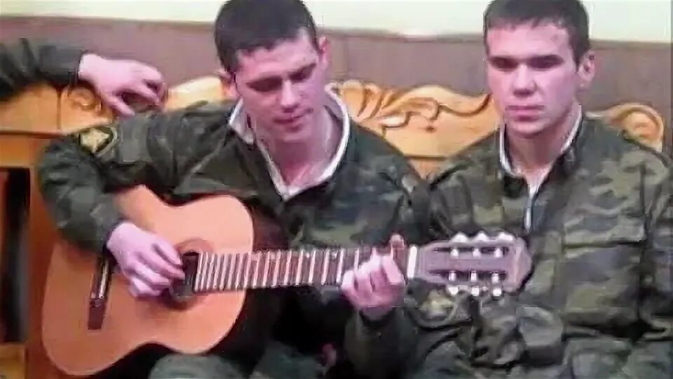 Армейские песни под гитару. Дембеля под гитару. Военный с гитарой. Армейские клипы под гитару. Армейские песни чечня слушать