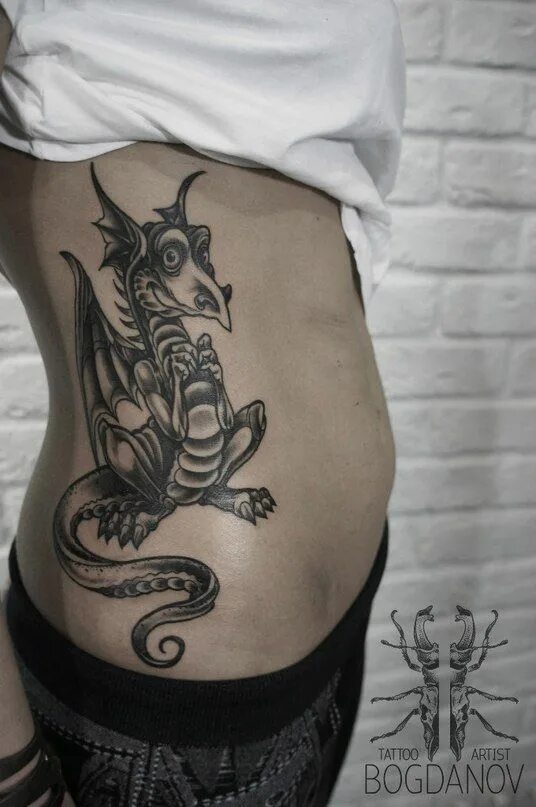 Тату дракона на животе мужские. Тату дракона на ребрах. Tattoo эстетика. Тату на ребрах для девушек. Тату дракона на ребрах.