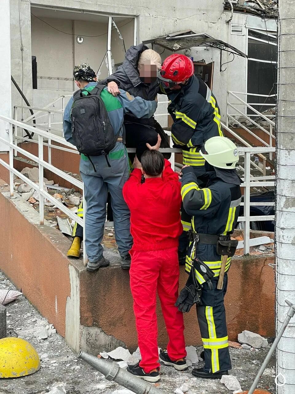 Сколько погибших в одессе. Спасение при пожаре. Спасательные работы в завалах. Взрыв жилого дома в Одессе. Падающий дом.