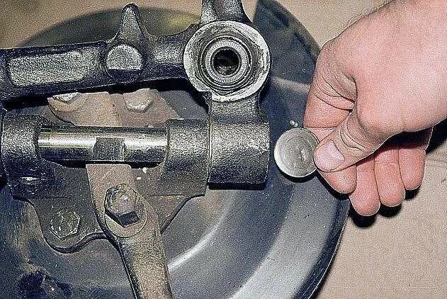 Подшипник шкворня газ 3110. Стойка шкворня газ 3110. Замена шкворней газ 3110. Газ 31105 шкворни. Шкворневая газ 3110.