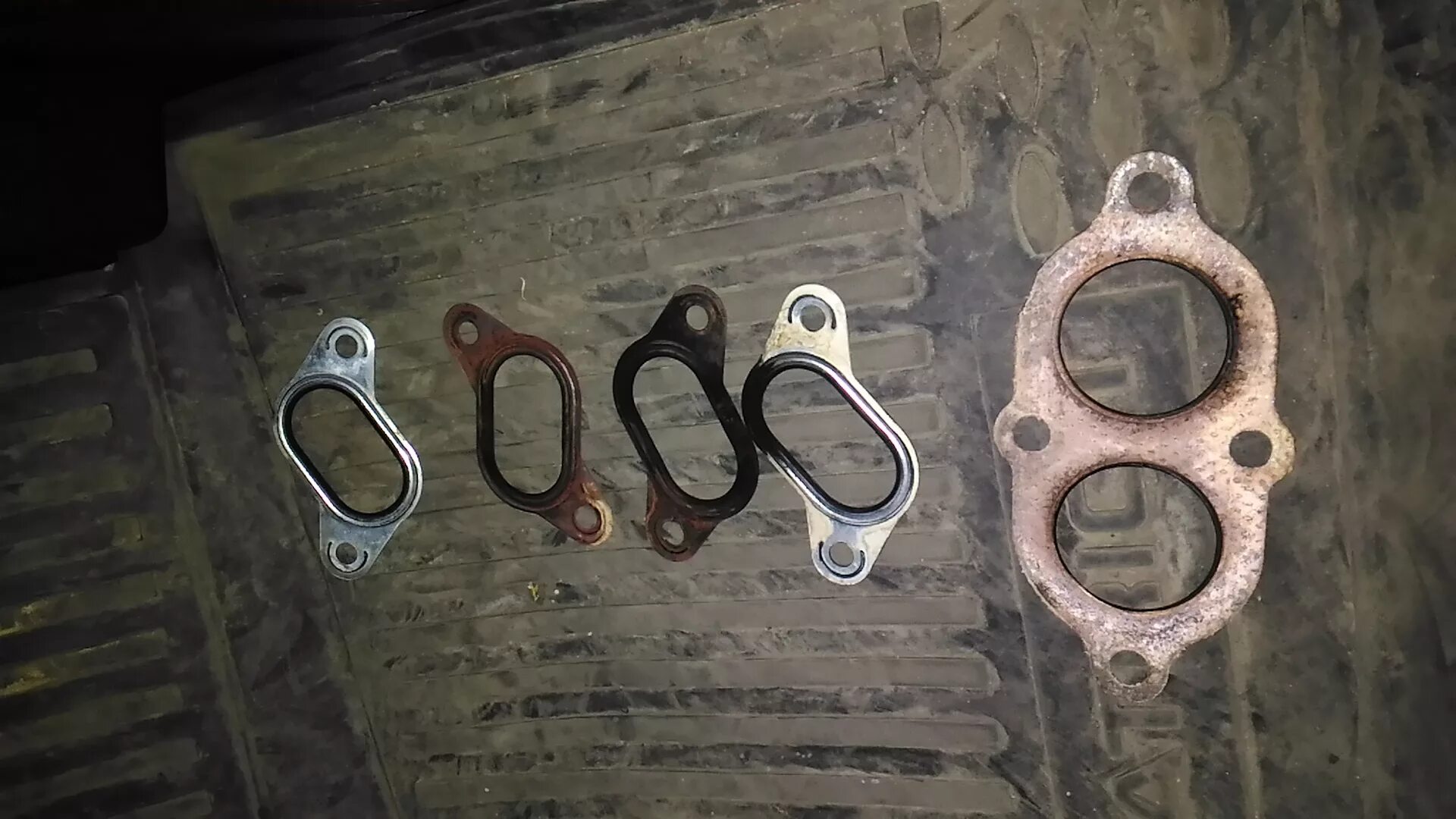 Прогорела прокладка выпускного коллектора ваз. Прогоревшая прокладка выпускного коллектора. Прогоревшая прокладка выпускного коллектора. Ремкомплект фланец выпускного коллектора ваз 2110. Прокладки на ваз 2114 коллектор штаны.