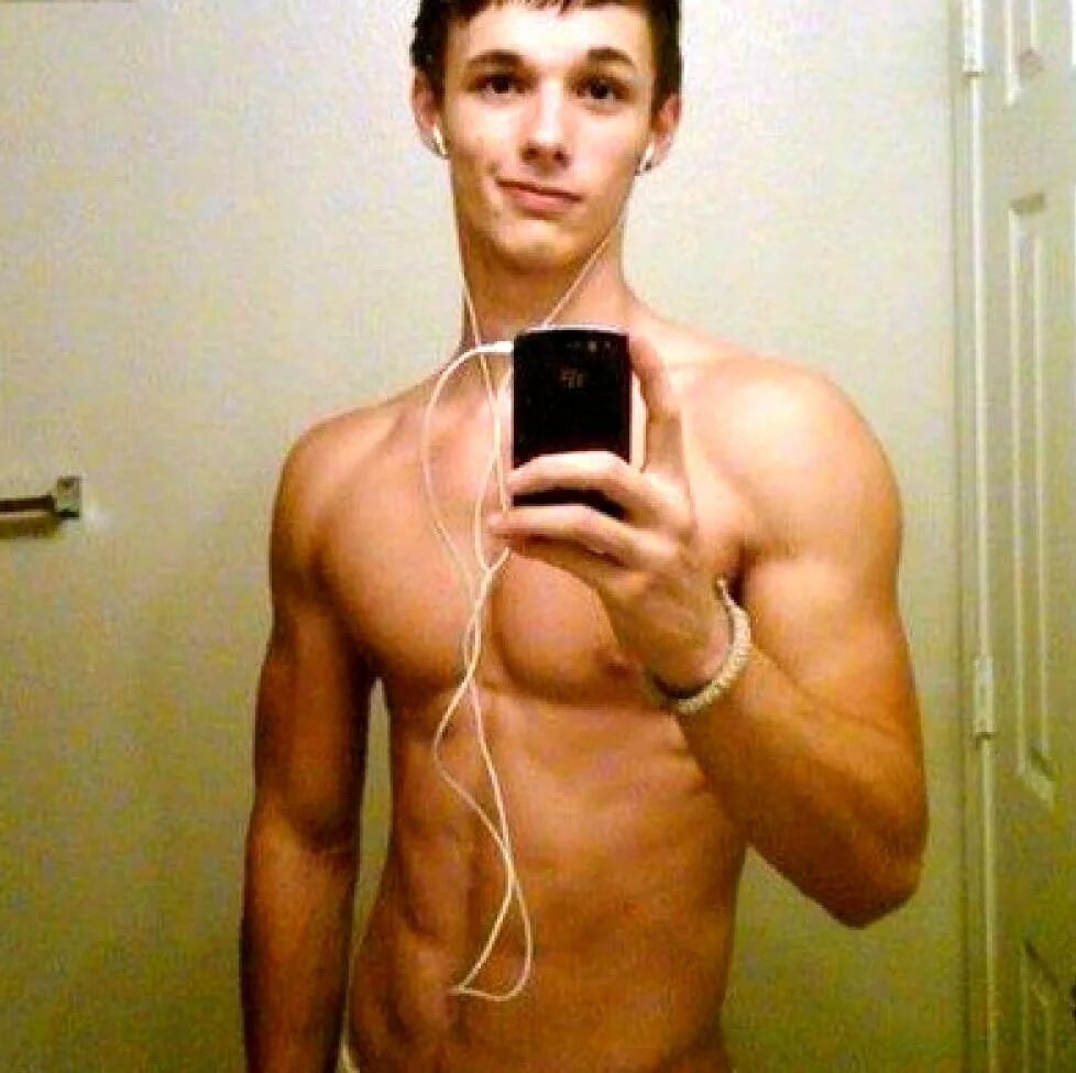 Фото парня 18 домашние. Торс парня селфи. пресс 18 лет. торс 18 лет. торсы парней 18 лет.