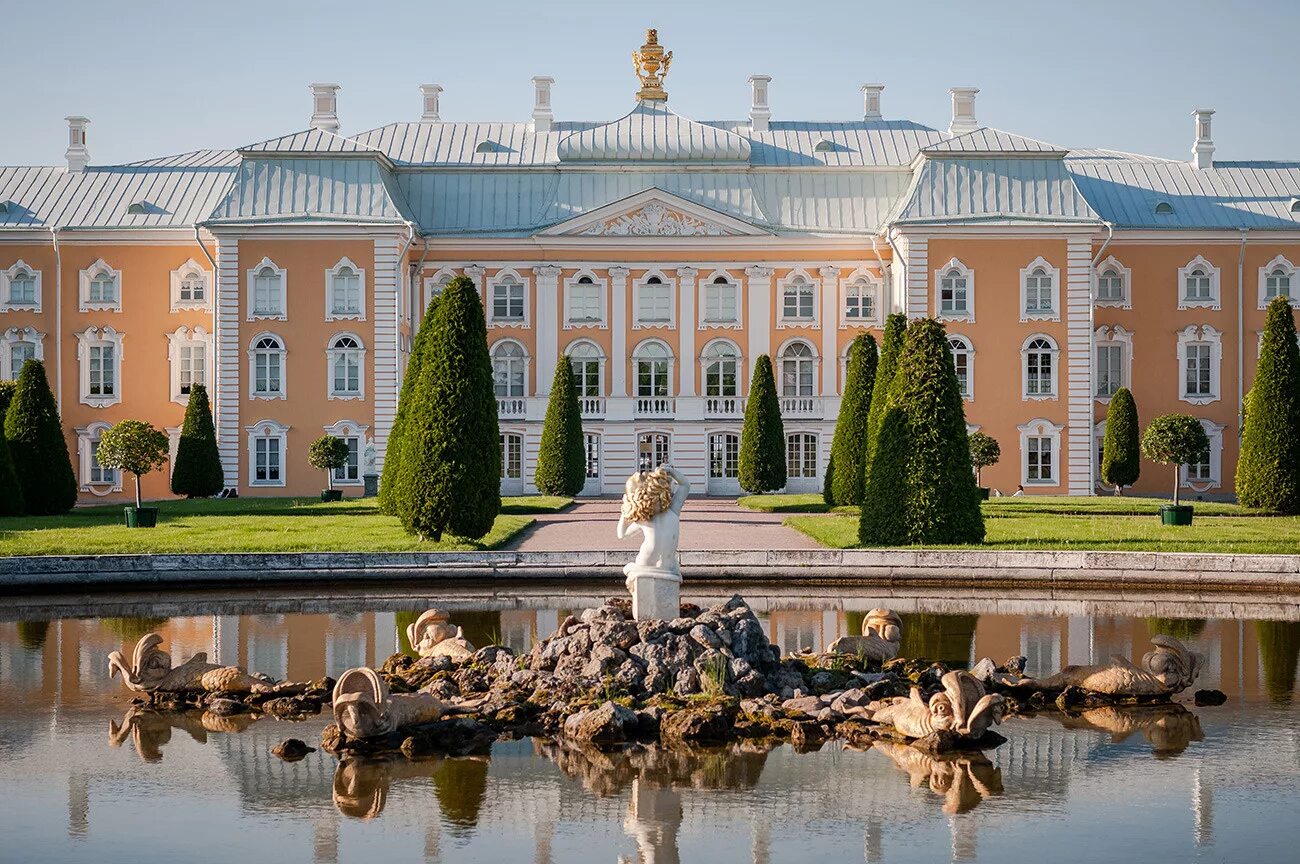Государственный комплекс «дворец конгрессов». Петергоф в санкт-петербурге большой дворец музей. Бальный зал букинге́мский дворе́ц. Большой петергофский дворец петергоф. Дворцы предложение.