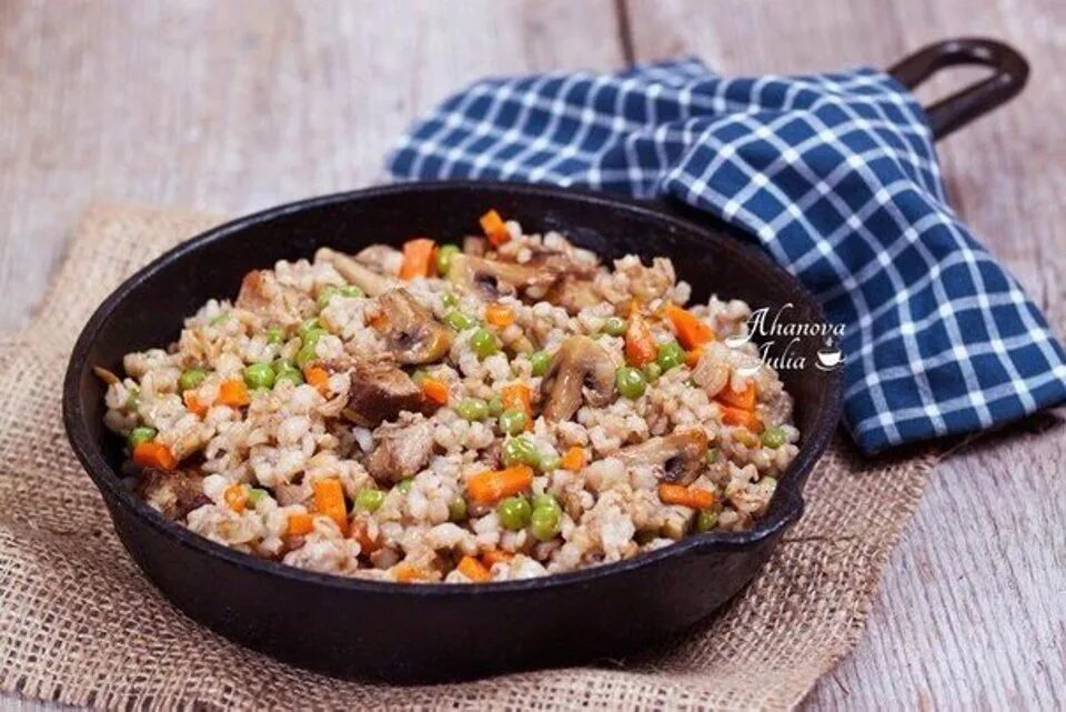 Овощи и мясо и крупы. Перловая крупа с грибами. каша перловая с мясом и грибами. перловка с мясом и овощами. перловка с грибами и овощами.