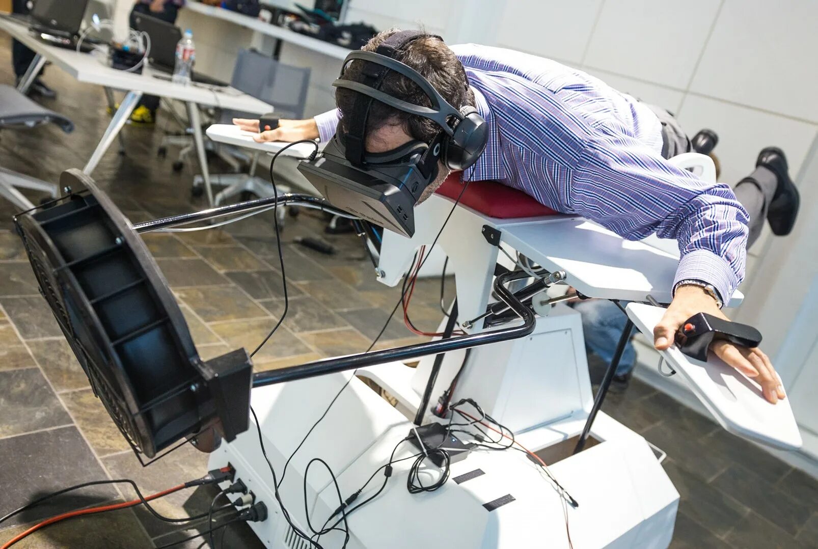 Полеты vr. Технологии виртуальной реальности. VR тренажер. Кресло виртуальной реальности. Виртуальная реальность самолет.