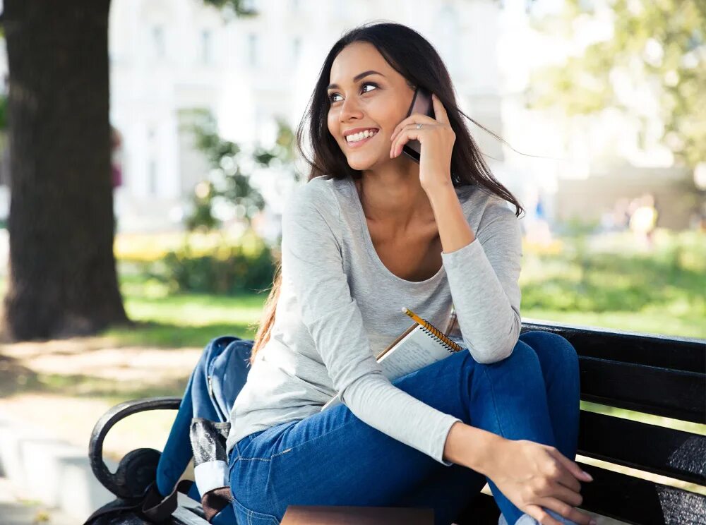 бизнес леди идет по улице. девушка с телефонной трубкой. девушка с телефоном. девушка с телефоном удивление. девушка ходит по телефону.