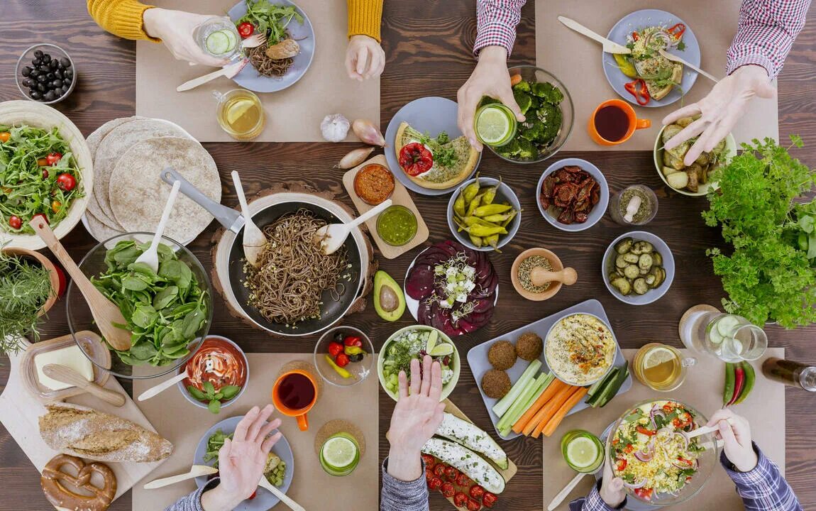 Diverse food. Фон еда роллы. Diverse food. Готовить еду с друзьями вайб. Веганские продукты.