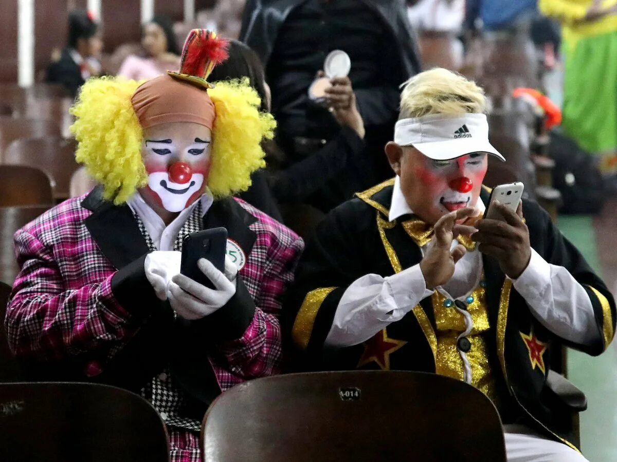 Клоуны 1853. Клоун пьет. Два клоуна. Пьющий клоун.