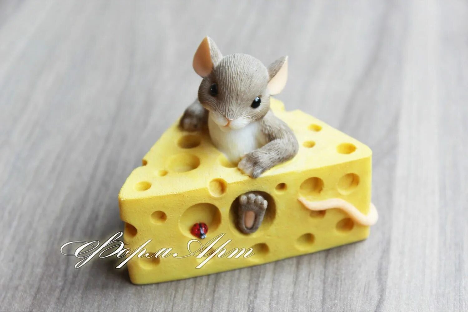 Крыса и сыр. Мышка из пластилина. Как сделать сырок с мышкой. Кусок сыра из картона. Салат мимоза с мышками.