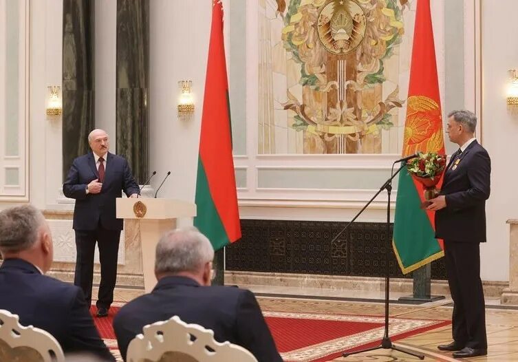 Какую награду получил лукашенко. Лукашенко в наградах. награждение президентом рб сегодня во дворце республики. лукашенко важная информация.