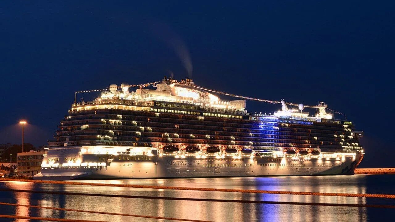 Круизный лайнер принцесса анастасия. Маджестик лайнер. Лайнер бисмарк. Маджестик лайнер. Majestic princess.