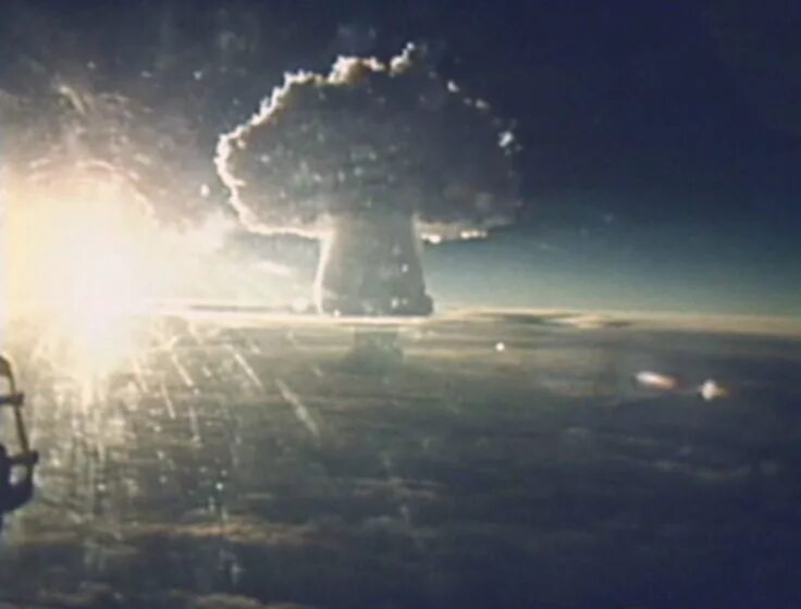 Ядерный взрыв в истории человечества. Взрыв царь бомбы в 1961. Водородная бомба новая земля 1961. Взрыв водородной бомбы на новой земле. Взрыв царь бомбы на новой земле.