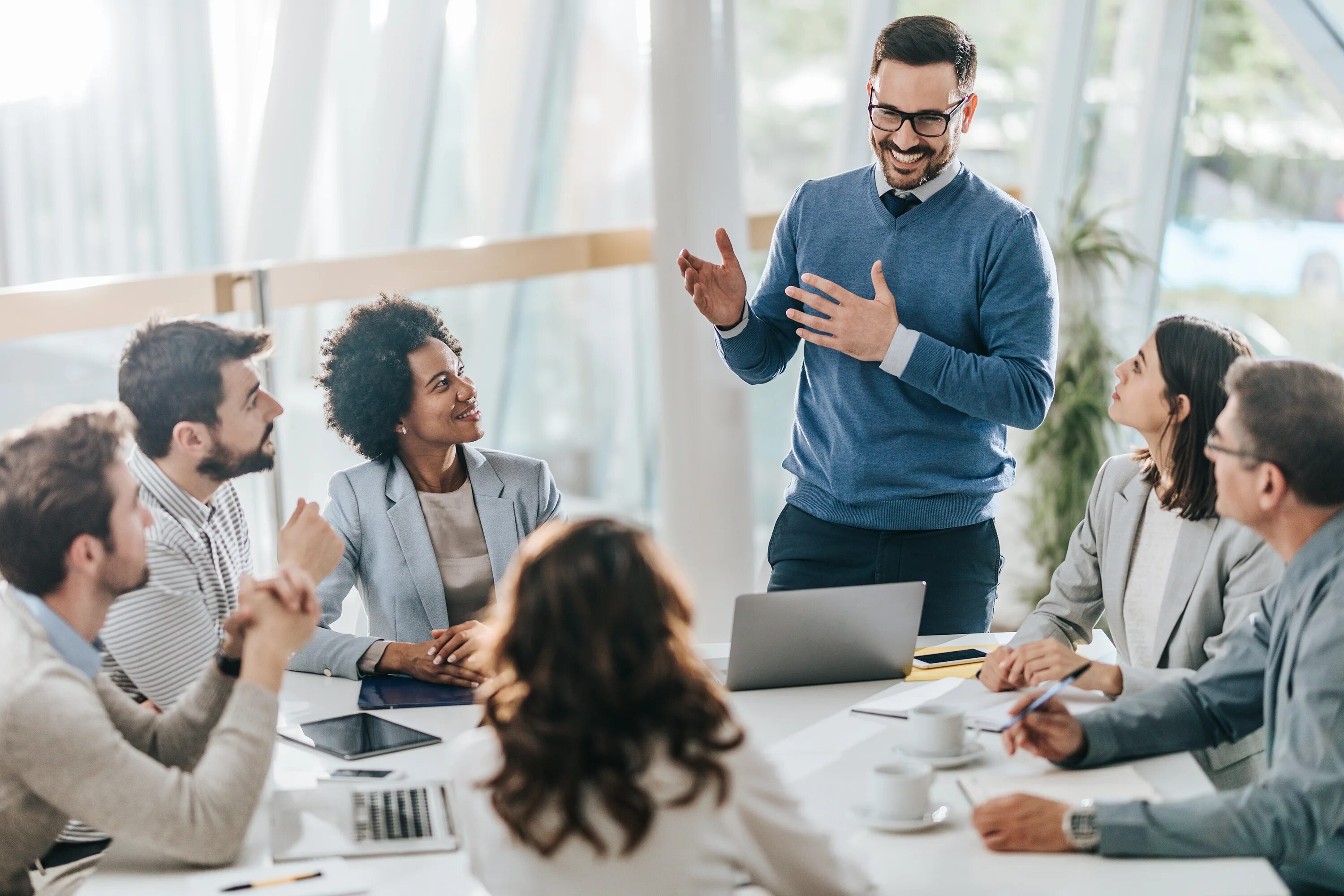 Holding a meeting. Успешные практики. Совещательный стиль. Деловое совещание. Менеджмент HD.