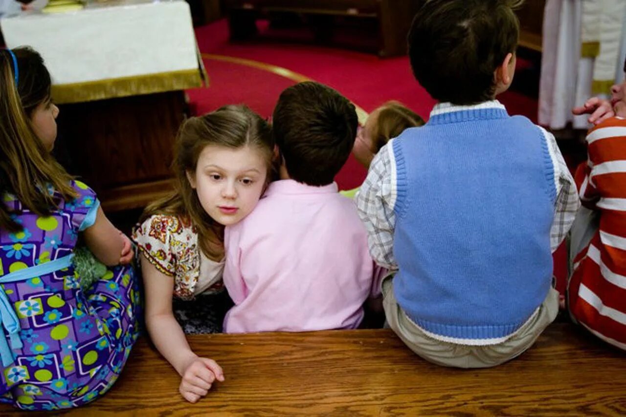 Занятия для детей с аутизмом. Дети аутисты. Дети аутисты. В городе аутизм. В городе аутизм.