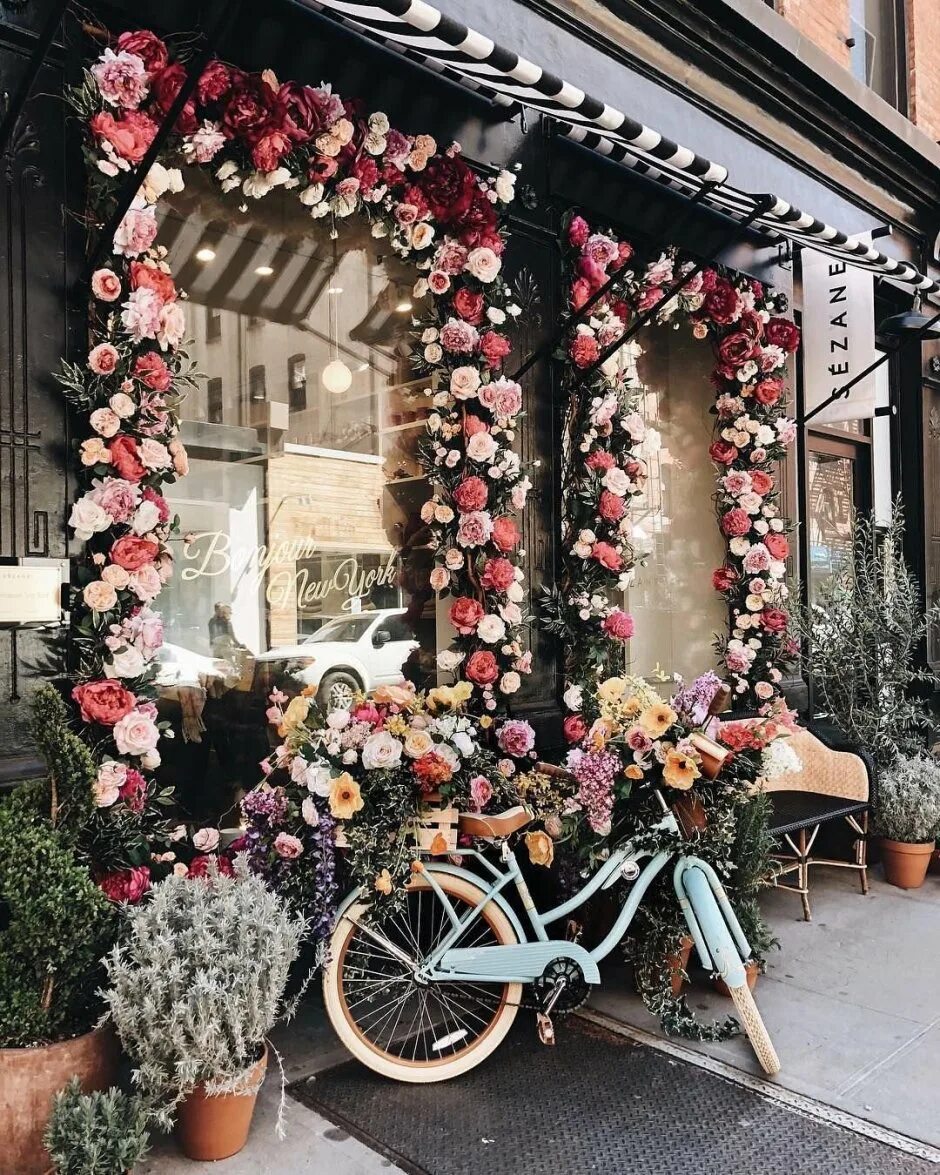 Цветочный домик Ginza. Украшение витрин искусственными цветами. Красивая витрина с цветами. Красивые витрины цветочных магазинов. Оформить красиво магазин