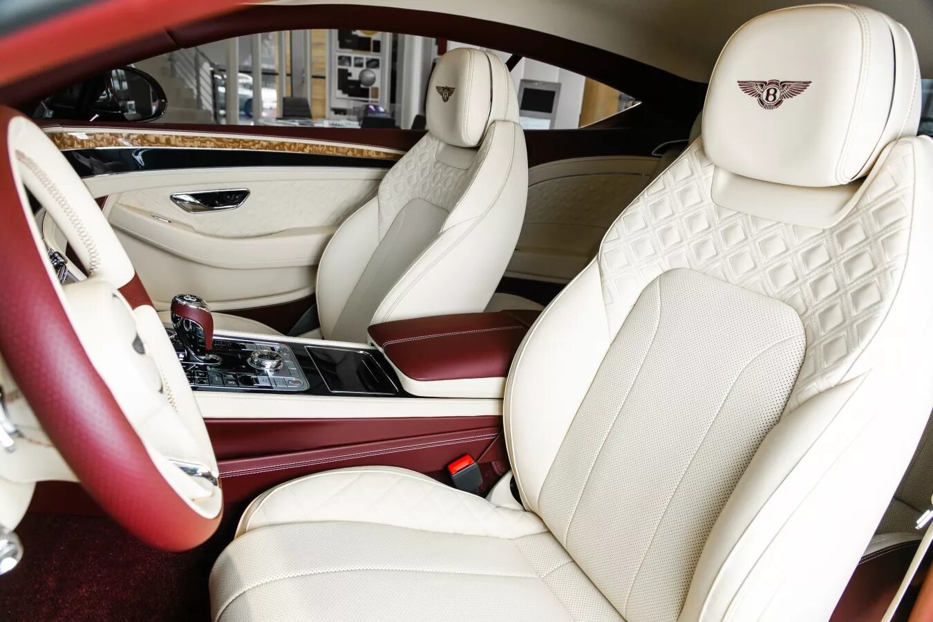 Салон белая линия. Bentley continental gt белый салон. красный салон бентли континенталь. бентли континенталь гт с красно белым салоном. бентли континенталь gt 2008 салон.