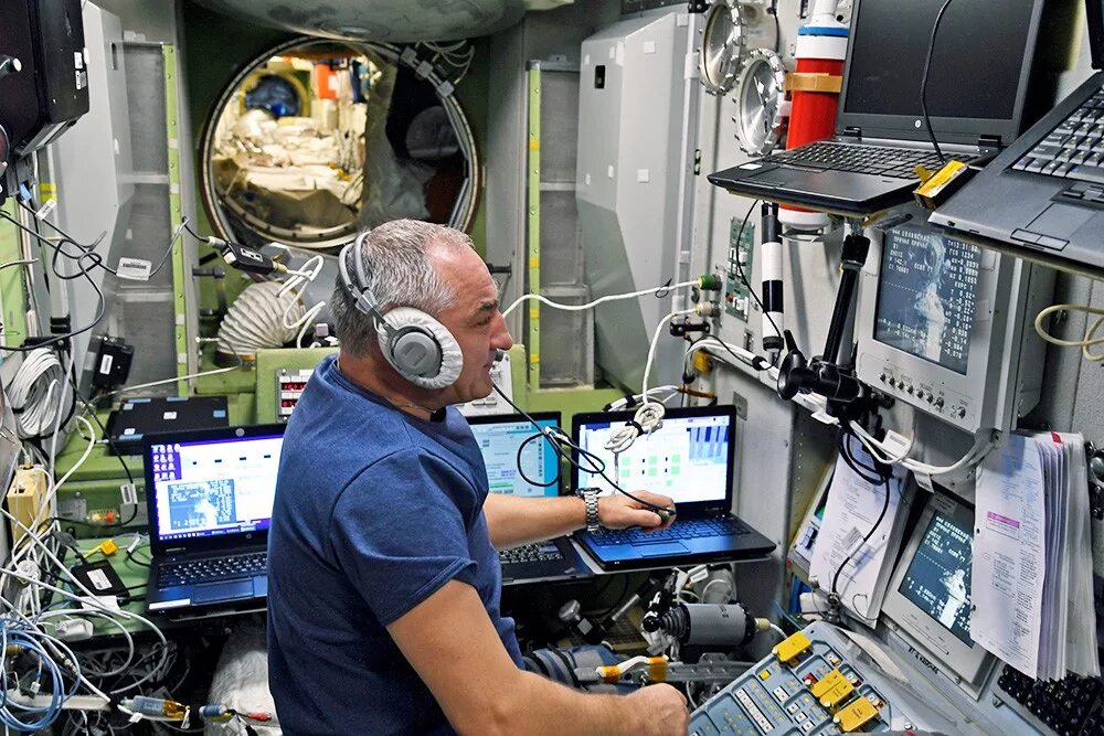 космос технологии. роскосмос роскосмос. инженер космонавтики. Thinkpad на мкс. космические технологии.