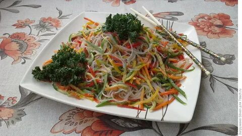 Фунчоза с колбасой и овощами