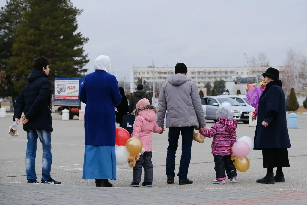 Ребенка привезли в россию. Что привезти детям из Сирии. Вернувшиеся в Астрахань дети из Сирии. Детей из Сирии привезли в Россию. Дети вернувшиеся из Сирии.