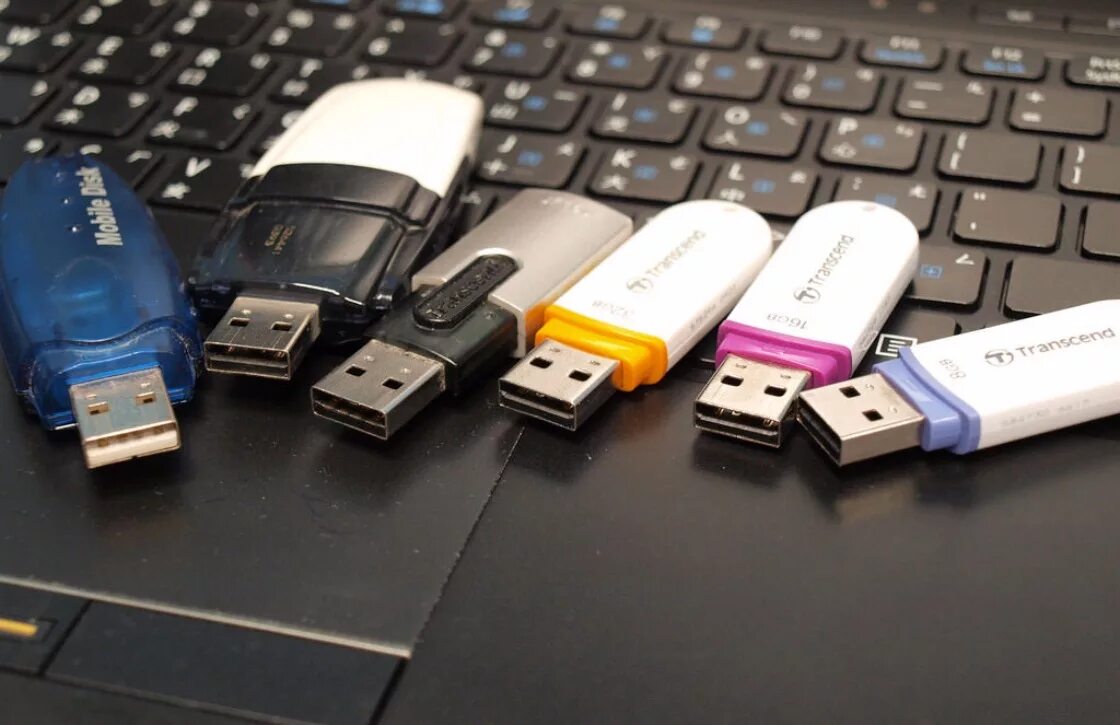 Flash computers. Флешка в ноутбуке. USB флешка. Флешка для компьютера. USB флешки много.