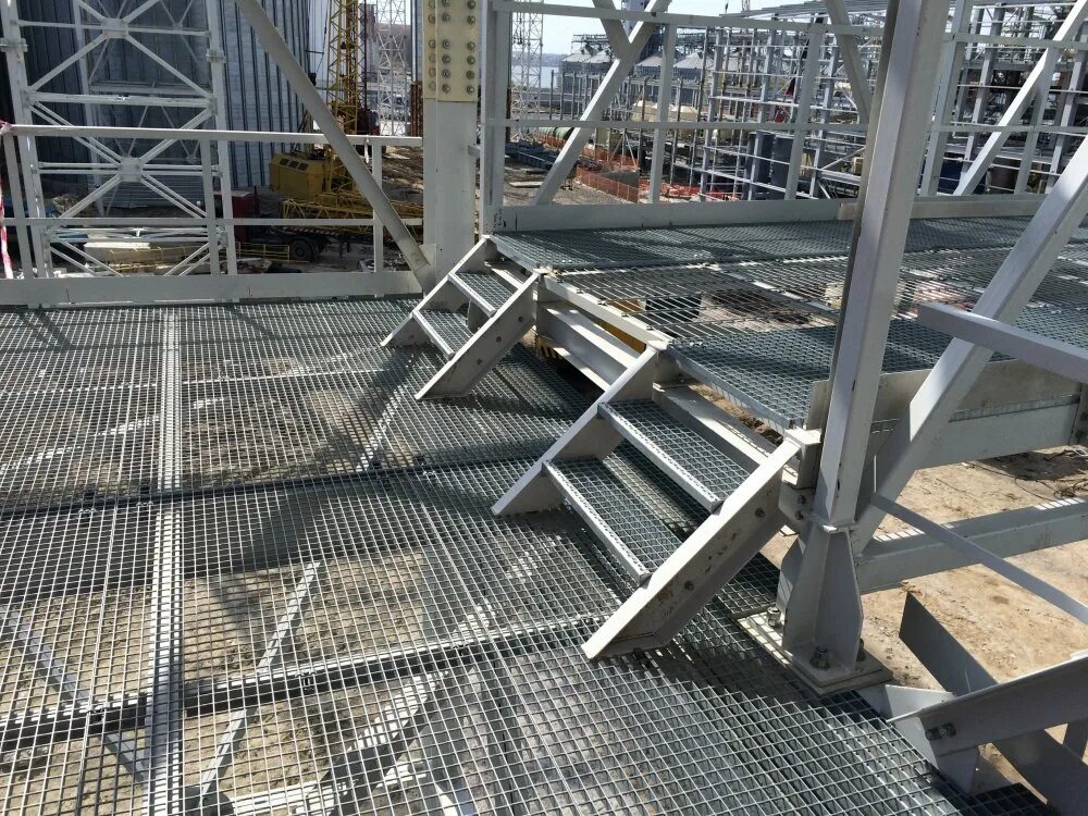 Сетка для ограждения спортивных площадок. Поле для роботов vex. Семхозское поле застройка сергиев посад. Поле постапокалипсис. Заброшенная ферма.