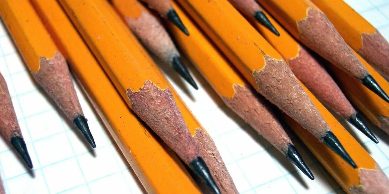 пишущий стержень карандаша. графитовые стержни карандаши. пишущий стержень карандаша. черно грифельный карандаш. старый карандаш.