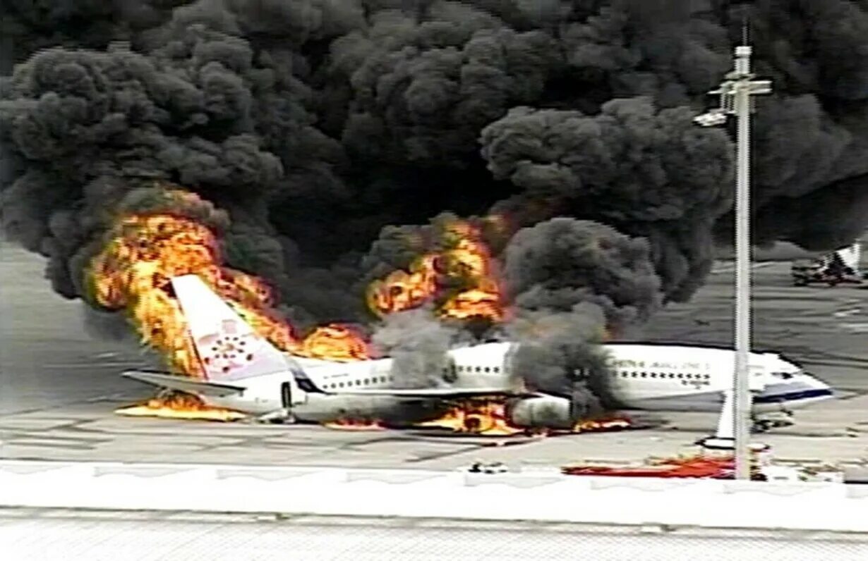 Пожары взрывы на транспорте. Горящий самолет. Пожар в самолете. Катастрофы на воздушном транспорте. ЧС на авиатранспорте.