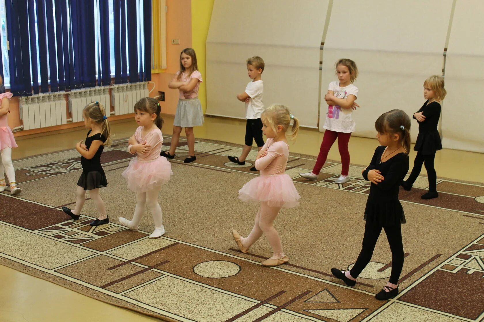 Музыкальная игра с движениями для малышей. Занятия в садике. Занятия по ритмике. Ритмика для детей в детском саду. Занятия по ритмике в детском саду.