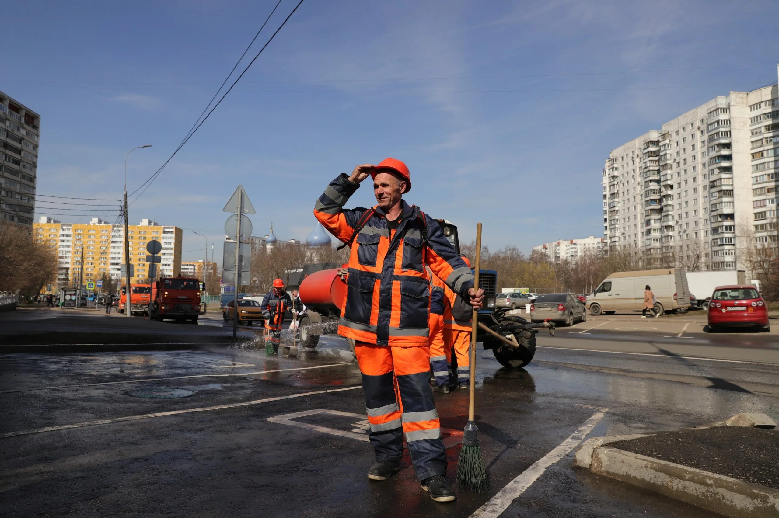 Примыкающий припаркованные. Фоторепортаж вечерняя Москва. Жилищники Москвы. Москва после благоустройства. ГБУ Жилищник Кузьминки сотрудники.