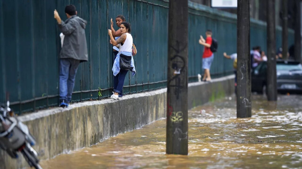 Потоки воды неслись. Потоп в Рио де Жанейро. Самый сильный дождь в мире. Дождевые наводнения. Самый сильный ливень.