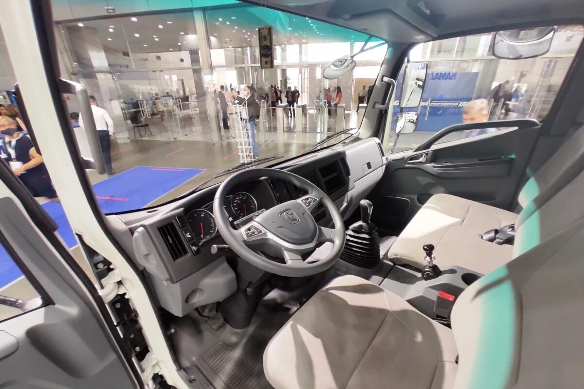 Камаз компас кабина. Митсубиси фусо кантер салон. Камаз компас 5 салон. Камаз компас кабина. Кабина камаз 43118.