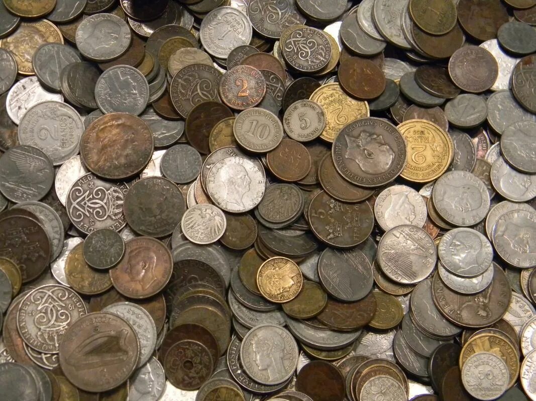 Старинные монеты. Куча монет биткоина. Монета золотая. Много богатства. Золотая монетка.