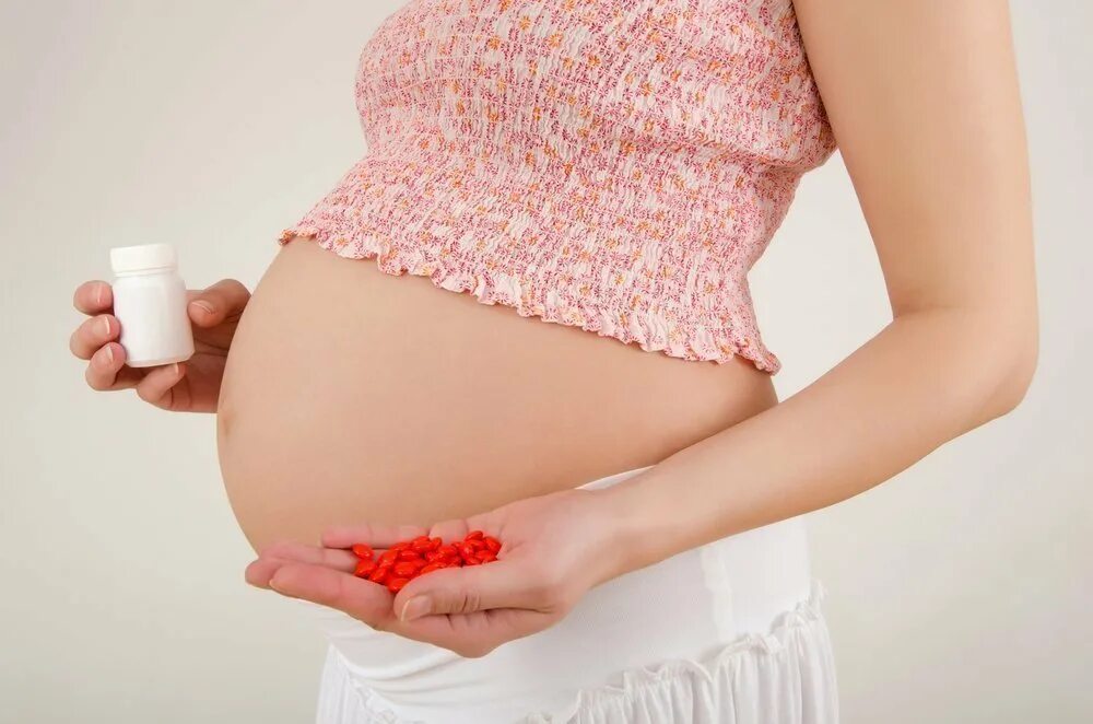 Беременна в 1. Беременная женщина. Беременная и лекарства. Беременная и витамины. Беременная женщина с таблетками.