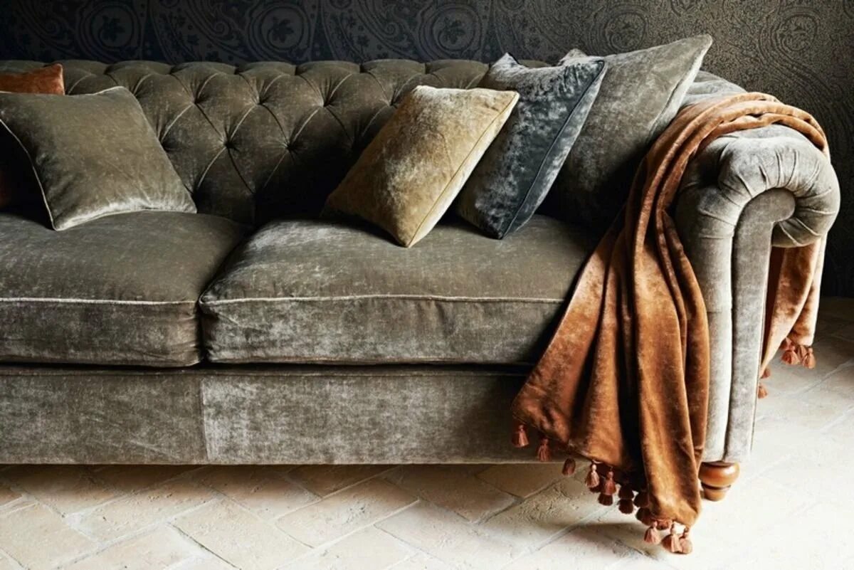 Лучший материал для дивана. Диван вельвет велюр микровелюр. Велюровый диван в интерьере. Красивые велюровые диваны. Серый велюровый диван.