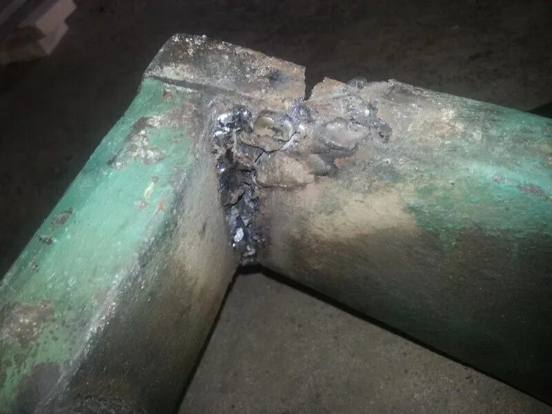 некачественные сварочные швы. страшные сварочные швы. сварной шов на трубе. некачественный сварной шов. сварочные швы электродуговой сваркой.