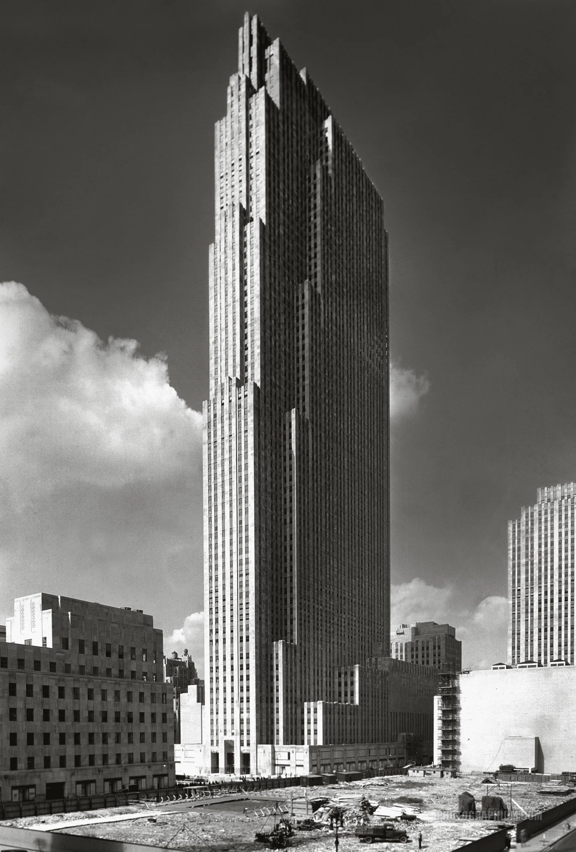 Первые высотные здания. Высотные здания Нью-Йорка Рокфеллер-центр. Рокфеллеровский центр Нью-Йорк. Рокфеллер центр в Нью-Йорке Архитектор. Центр Рокфеллера в Нью-Йорке 1933.