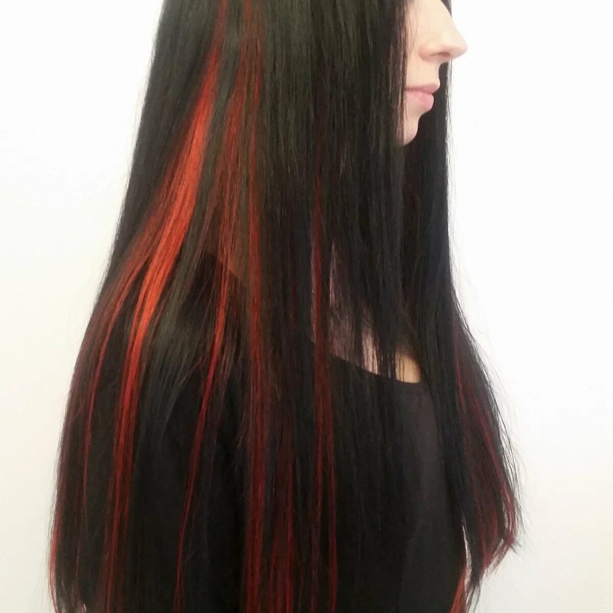 Черно красные волосы длинные. Черный с красными прядями. Красные пряди на темных волосах. Чёрные волосы с красными прядями. Цветные пряди на волосах.