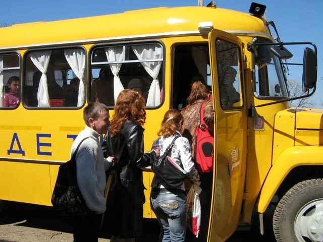 Добирается в школу на автобусе. Добирается в школу на автобусе