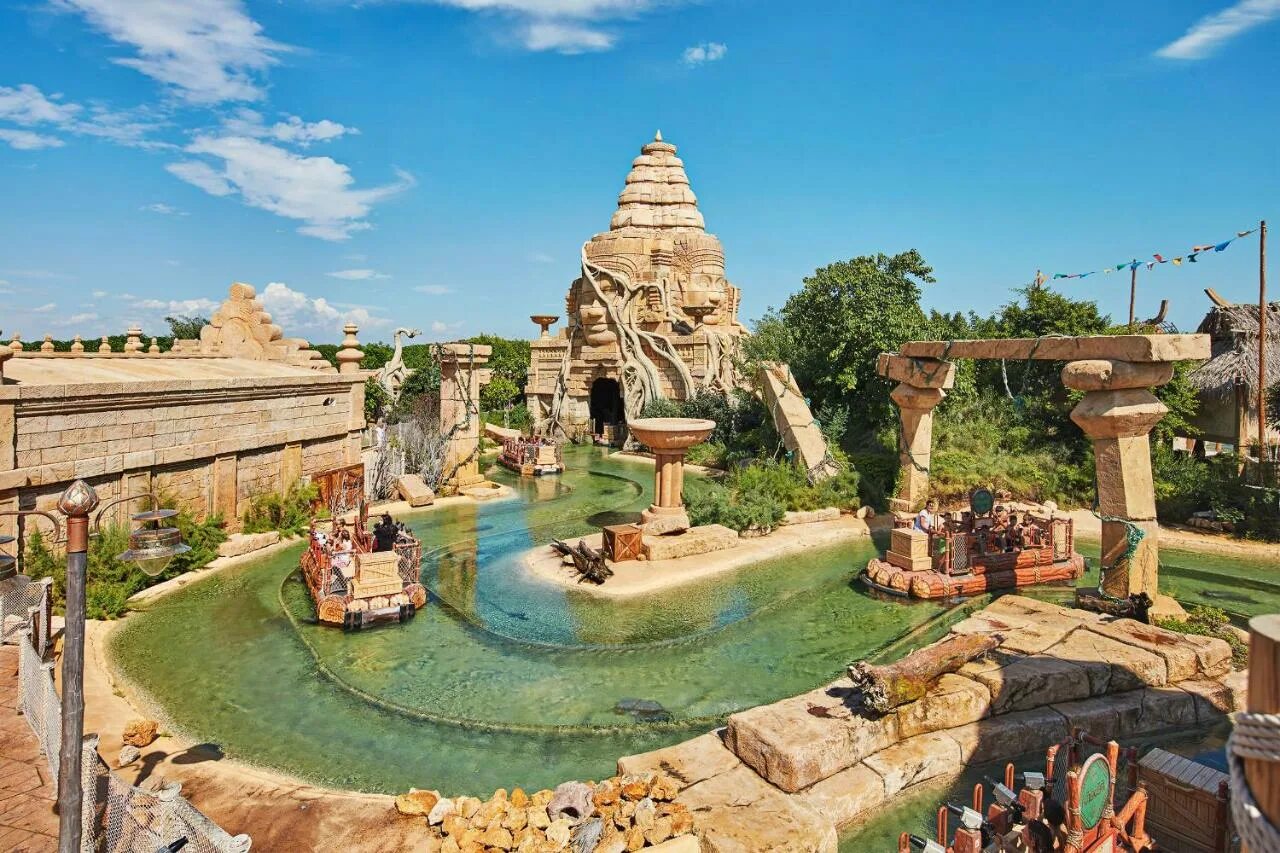 Port aventura парк аттракционов испания. Парк в испании. Испанский парк аттракционов порт авентура. Испания салоу парк авентура. Парки испании.