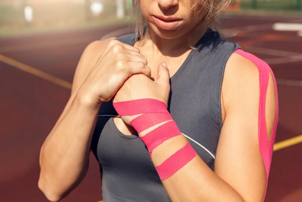 Тейпирование лица. Девушка тейпа. Кинезио тейп реклама. Терапевтические ленты на груди. Анастасия девушка биг бейби.