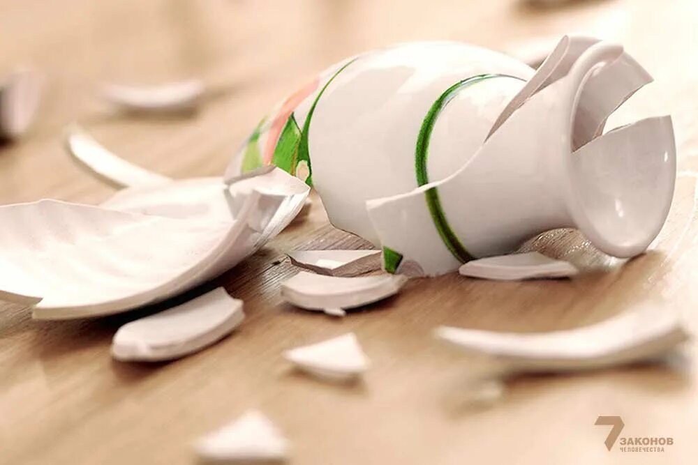 Видеть во сне битую посуду. Столешница из тарелок. Разбитая ваза во сне. Сон посуда. Сон битые тарелки.