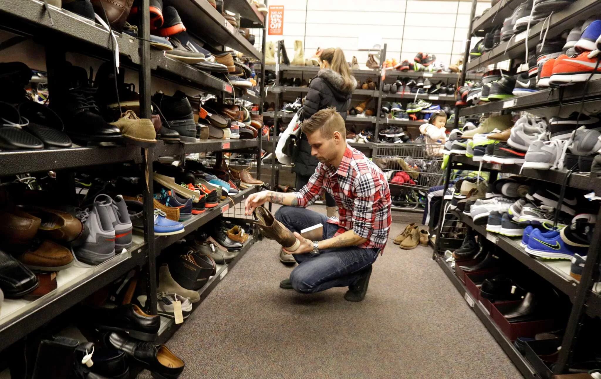 Много одежды и обуви магазин. Американские вещи. Американский магазин обуви. Магазины в США одежда. Рынок обуви.