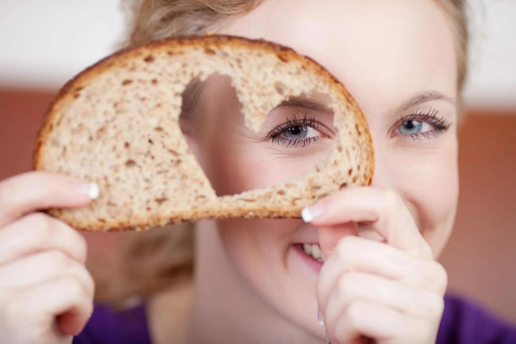 Девушка с хлебом. Девушка ест хлеб. Человек ест хлеб. Человек ест булку.