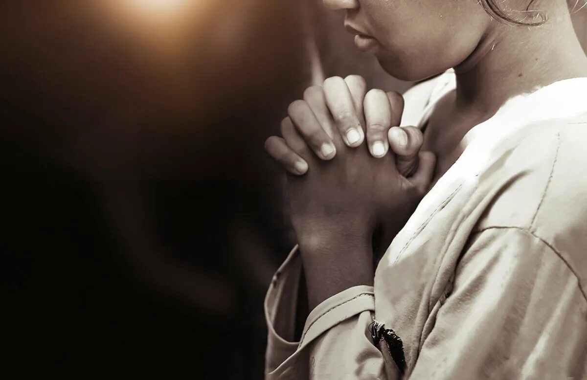 Мольба. Девушка в молитве. Молиться богу. Молитвенно сложенные ладони. Ладони в молитве.