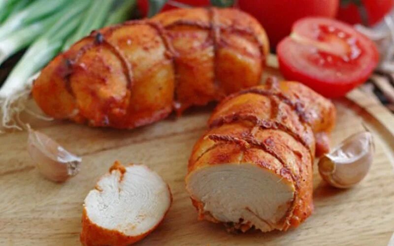Из куриного филе пасторма. Пасторма куриная. пастрома куриная. пастрома из куриной грудки. пастрома из индейки в духовке.
