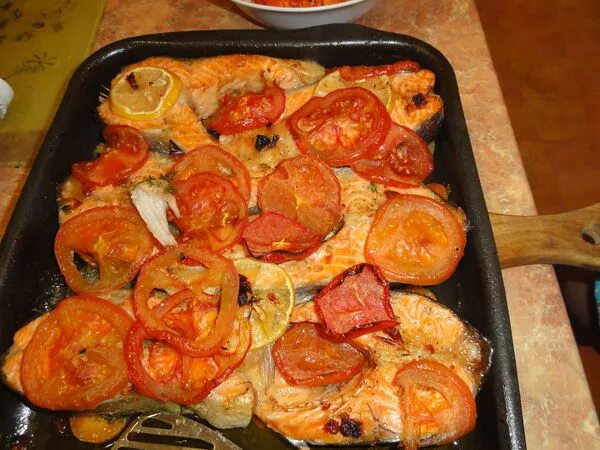 Стейки красной рыбы в духовке. Красная рыба в духовке на Протвине. Сёмгу запечёная в духовке на протвне. Стейки рыбы с овощами на Протвине. Стейк семга запеченная в духовке с картошкой и помидорами.